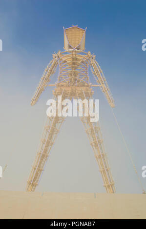 Burning Man scultura sta da solo in una tempesta di polvere all'annuale Burning Man contro la cultura festival di musica nel deserto 24 agosto 2018 vicino Black Rock, Nevada. Ogni anno 80.000 persone di impostare una temporanea città d arte nel mezzo del deserto. Foto Stock