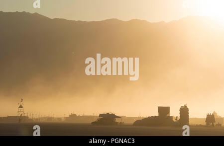 Una tempesta di polvere spazza la playa come lavoratori per preparare i partecipanti all'annuale Burning Man contro la cultura festival di musica nel deserto Agosto 23, 2018 vicino Black Rock, Nevada. Ogni anno 80.000 persone di impostare una temporanea città d arte nel mezzo del deserto. Foto Stock