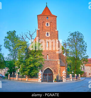 Il mattone di alta torre campanaria della Parrocchia Romana Chiesa di Santa Croce a Cracovia, Polonia Foto Stock