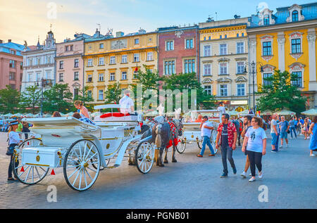 Cracovia in Polonia - Giugno 11, 2018: Equitazione in stile vintage carrozze trainate da cavalli sono una delle attrazioni più popolari fra i turisti, il 11 giugno in K Foto Stock