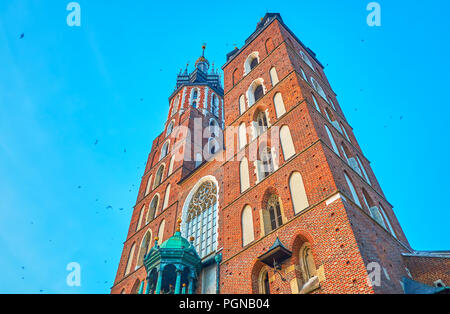 La vista sulla bellissima torri medievali di dalla Basilica di Santa Maria in luce della sera, Cracovia in Polonia Foto Stock