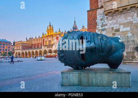 Cracovia in Polonia - Giugno 12, 2018: la scultura moderna, chiamato Eros Bendato (Eros Bound), situato nella torre del Palazzo Comunale in Piazza del Mercato, 1 giugno Foto Stock