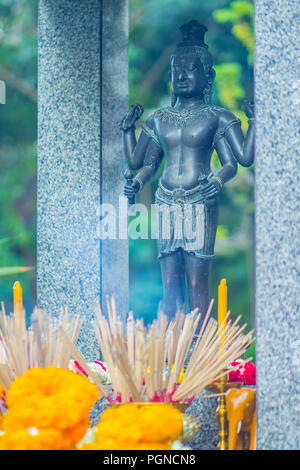 Brahma cerimonia di culto con ruota alla calendula fiori e incenso stick Foto Stock