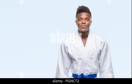 Giovane americano africano uomo su sfondo isolato di indossare il kimono con espressione seria sul viso. Semplice e naturale guardando la telecamera. Foto Stock