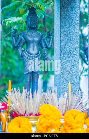 Brahma cerimonia di culto con ruota alla calendula fiori e incenso stick Foto Stock