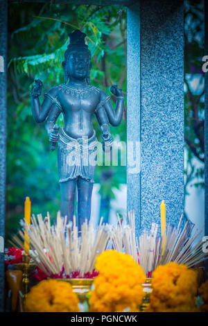 Brahma cerimonia di culto con ruota alla calendula fiori e incenso stick Foto Stock