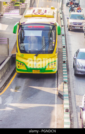 Bangkok, Tailandia - 21 Febbraio 2017: Vista di Bangkok di BRT, bus sistema di transito rapido a Bangkok, Tailandia. Gli autobus passano sul bus dedicato corsie in Foto Stock