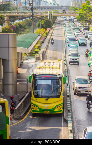 Bangkok, Tailandia - 21 Febbraio 2017: Vista di Bangkok di BRT, bus sistema di transito rapido a Bangkok, Tailandia. Gli autobus passano sul bus dedicato corsie in Foto Stock