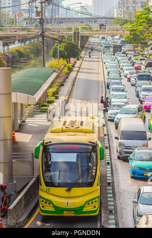 Bangkok, Tailandia - 21 Febbraio 2017: Vista di Bangkok di BRT, bus sistema di transito rapido a Bangkok, Tailandia. Gli autobus passano sul bus dedicato corsie in Foto Stock