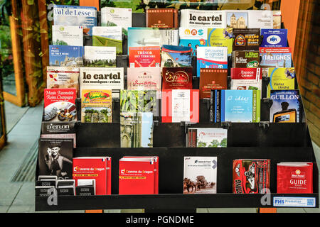 Nella hall di un hotel, Guide phamplets e riviste per informazioni turistiche e attrazioni in ed intorno a Reims, in Francia, in Europa Foto Stock