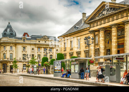 Le persone al di fuori del Palais de Justice sul luogo Myron Herrick a Reims, Francia Foto Stock