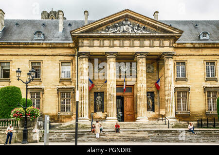 Le persone al di fuori del Palais de Justice sul luogo Myron Herrick a Reims, Francia Foto Stock