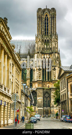 Dettagli architettonici al di fuori della cattedrale medievale di Reims, un sito UNESCO in Francia Foto Stock