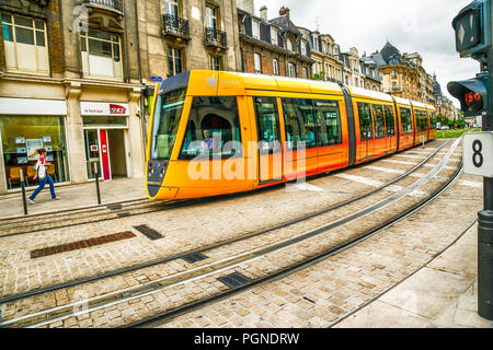 Tram moderno nel centro di Reims, Francia Foto Stock