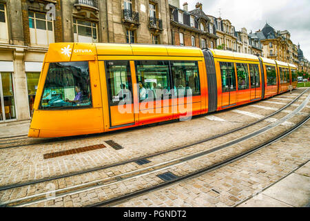 Tram moderno nel centro di Reims, Francia Foto Stock