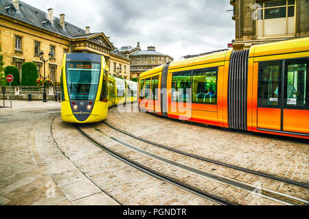 Tram moderno nel centro di Reims, Francia Foto Stock