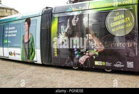 Tram moderno nel centro di Reims, Francia Foto Stock