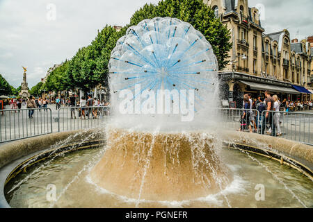 Fontaine a Place Drouet d'Erlon a Reims, Francia Foto Stock