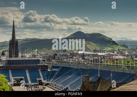 Edimburgo, Scozia, Regno Unito - 14 Giugno 2012: Ampia vista dalla sommità del castello su esplanade show grounds towardsgreen colline di Salisbury Crags sotto nuvoloso s Foto Stock