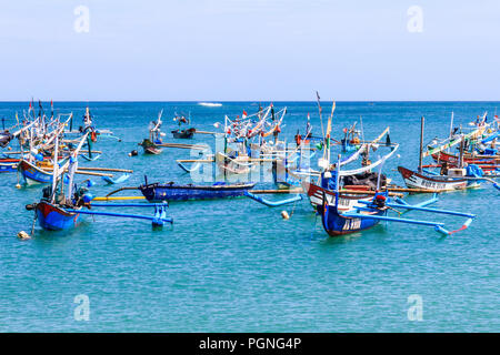 Bali, Indonesia - 30 Maggio 2017: Balinesi tradizionali barche da pesca off Jimbaran Beach. Essi sono noti come Jukungs. Foto Stock