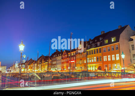 Notte di Copenaghen dello skyline della città al porto di Nyhavn, Copenhagen DANIMARCA Foto Stock