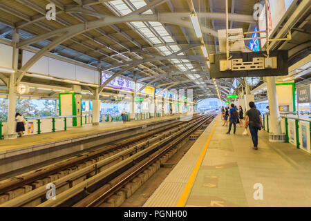 Bangkok, Tailandia - 28 Febbraio 2017: Passeggeri attendere per BTS Skytrain sulla piattaforma a BTS stazione Bangna Bangkok in Thailandia. Attualmente, BTS è diventato Foto Stock