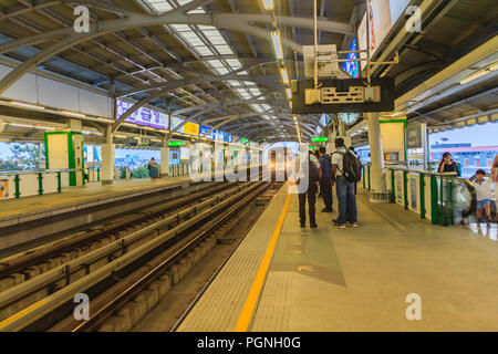 Bangkok, Tailandia - 28 Febbraio 2017: Passeggeri attendere per BTS Skytrain sulla piattaforma a BTS stazione Bangna Bangkok in Thailandia. Attualmente, BTS è diventato Foto Stock