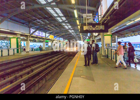 Bangkok, Tailandia - 28 Febbraio 2017: Passeggeri attendere per BTS Skytrain sulla piattaforma a BTS stazione Bangna Bangkok in Thailandia. Attualmente, BTS è diventato Foto Stock