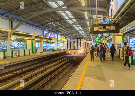 Bangkok, Tailandia - 28 Febbraio 2017: Passeggeri attendere per BTS Skytrain sulla piattaforma a BTS stazione Bangna Bangkok in Thailandia. Attualmente, BTS è diventato Foto Stock