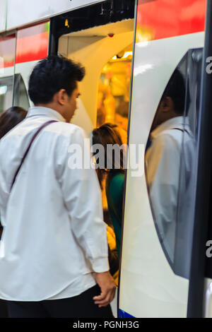 Bangkok, Tailandia - 28 Febbraio 2017: Il passeggero non identificato a piedi in BTS Skytrain che apre la porta a Bangkok in Tailandia. Attualmente, BTS ho Foto Stock