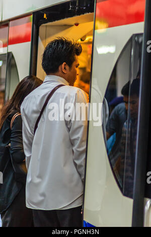 Bangkok, Tailandia - 28 Febbraio 2017: Il passeggero non identificato a piedi in BTS Skytrain che apre la porta a Bangkok in Tailandia. Attualmente, BTS ho Foto Stock