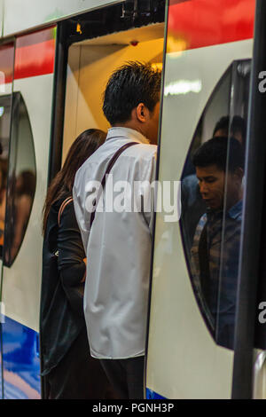 Bangkok, Tailandia - 28 Febbraio 2017: Il passeggero non identificato a piedi in BTS Skytrain che apre la porta a Bangkok in Tailandia. Attualmente, BTS ho Foto Stock