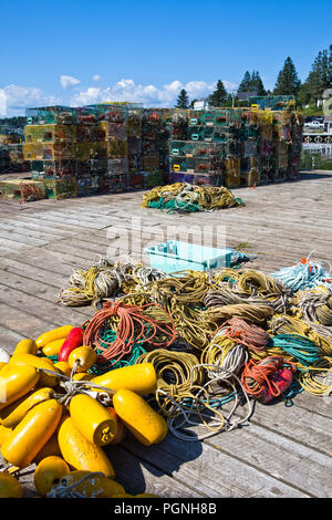 Le trappole a base di aragosta e boe sul dock in Port Clyde, Maine Foto Stock