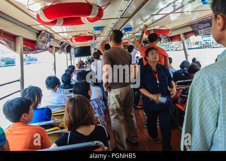 Bangkok, Tailandia - 2 Marzo 2017: Cassa di Chao Phraya Express barche è la vendita di biglietti e di raccogliere denaro da passeggeri. Foto Stock