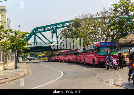 Bangkok, Tailandia - 2 Marzo 2017: Rosa linea autobus numero 8, punto di partenza del memorial bridge (Saphan Phut) a terra felice, Minburi. Nummber Bus 8 Foto Stock