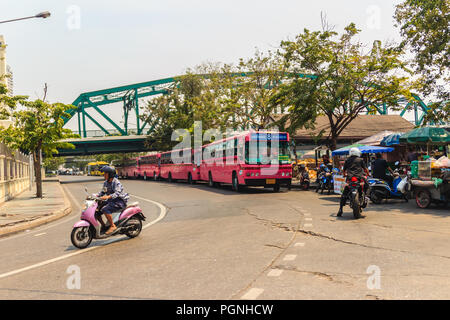 Bangkok, Tailandia - 2 Marzo 2017: Rosa linea autobus numero 8, punto di partenza del memorial bridge (Saphan Phut) a terra felice, Minburi. Nummber Bus 8 Foto Stock
