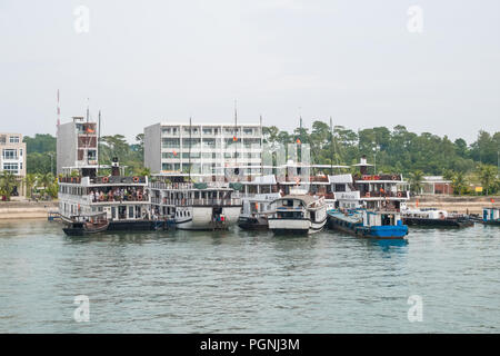 Halong Bay, Vietnam - 4 novembre 2017: Crociere e barche possono essere viste al porto di Tuan Chau. Foto Stock