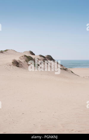 Oceano dune con il blu del mare e del cielo in background Foto Stock