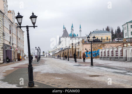 KAZAN, RUSSIA - Gennaio 03, 2018: la gente sulla strada pedonale di Bauman, vicino il Cremlino e la moschea di Kol-Sharif (Qol Sharif) Foto Stock