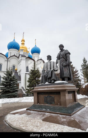 KAZAN, RUSSIA - Gennaio 03, 2018: Monumento a architetto del Cremlino di Kazan, creato nel 2003, sullo sfondo dell'Annunciazione cattedrale, in inverno Foto Stock