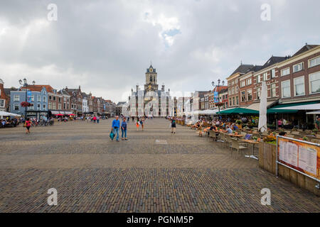 La piazza del mercato di Delft, Paesi Bassi, con il vecchio municipio in background e ristoranti Foto Stock