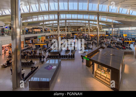 LONDON, Regno Unito - 27 giugno: Questa è la vista interna dell'aeroporto di Heathrow Terminal 2 area partenze a giugno 27, 2018 a Londra Foto Stock