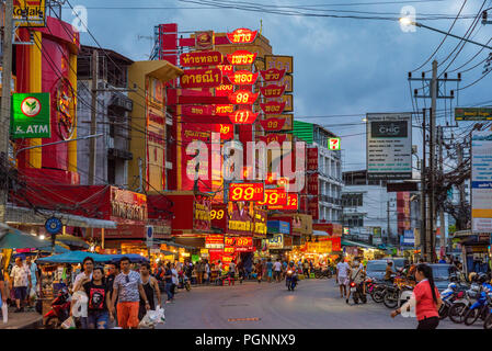 PATTAYA, Tailandia - 07 Luglio: vista serale di Pattaya Sud strada una famosa strada nella zona del centro cittadino nei pressi di walking street sulla luglio 07, 2018 in Pattaya Foto Stock