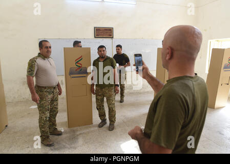 Settembre 25, 2017 - Kirkuk, Iraq: Peshmergas scattare una foto ricordo come voto nella città divisa di Kirkuk in uno storico referendum sull indipendenza del Kurdistan. Des Kurdes votent a Kirkouk Lors du referendum sur l'independance du Kurdistan irakien. *** La Francia / NESSUNA VENDITA A MEDIA FRANCESI *** Foto Stock