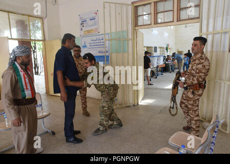 Settembre 25, 2017 - Kirkuk, Iraq: Curdo alle forze di sicurezza fissano l'ingresso di una stazione di ballottaggio nella città divisa di Kirkuk come curdi iracheni di votare in un referendum storico sull'indipendenza del Kurdistan. Des Kurdes votent a Kirkouk Lors du referendum sur l'independance du Kurdistan irakien. *** La Francia / NESSUNA VENDITA A MEDIA FRANCESI *** Foto Stock