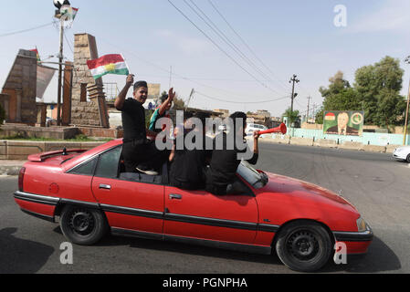 Settembre 25, 2017 - Kirkuk, Iraq: curdi iracheni danza e celebrare di fronte all'antica cittadella di Kirkuk dopo il voto in uno storico referendum sull indipendenza del Kurdistan. Ambiance de liesse devant la citadelle de Kirkouk le jour du referendum sur l'independance du Kurdistan irakien. *** La Francia / NESSUNA VENDITA A MEDIA FRANCESI *** Foto Stock