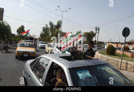 Settembre 25, 2017 - Kirkuk, Iraq: curdi iracheni danza e celebrare di fronte all'antica cittadella di Kirkuk dopo il voto in uno storico referendum sull indipendenza del Kurdistan. Ambiance de liesse devant la citadelle de Kirkouk le jour du referendum sur l'independance du Kurdistan irakien. *** La Francia / NESSUNA VENDITA A MEDIA FRANCESI *** Foto Stock