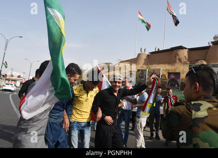 Settembre 25, 2017 - Kirkuk, Iraq: curdi iracheni danza e celebrare di fronte all'antica cittadella di Kirkuk dopo il voto in uno storico referendum sull indipendenza del Kurdistan. Ambiance de liesse devant la citadelle de Kirkouk le jour du referendum sur l'independance du Kurdistan irakien. *** La Francia / NESSUNA VENDITA A MEDIA FRANCESI *** Foto Stock