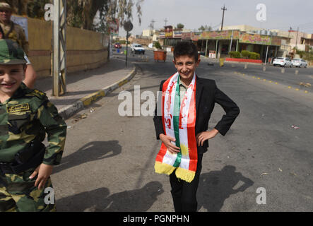 Settembre 25, 2017 - Kirkuk, Iraq: curdi iracheni danza e celebrare dopo il voto in uno storico referendum sull indipendenza del Kurdistan. Ambiance de liesse devant la citadelle de Kirkouk le jour du referendum sur l'independance du Kurdistan irakien. *** La Francia / NESSUNA VENDITA A MEDIA FRANCESI *** Foto Stock