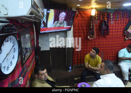 Settembre 26, 2017 - Erbil, Kurdistan: popolo curdo bere il tè in una locanda tradizionale come il leader curdo Masoud Barzani appare in diretta televisiva per la vittoria nel Kurdistan referendum di indipendenza. Des Kurdes discutent dans un cafe apres le referendum sur l'independance du Kurdistan irakien. *** La Francia / NESSUNA VENDITA A MEDIA FRANCESI *** Foto Stock